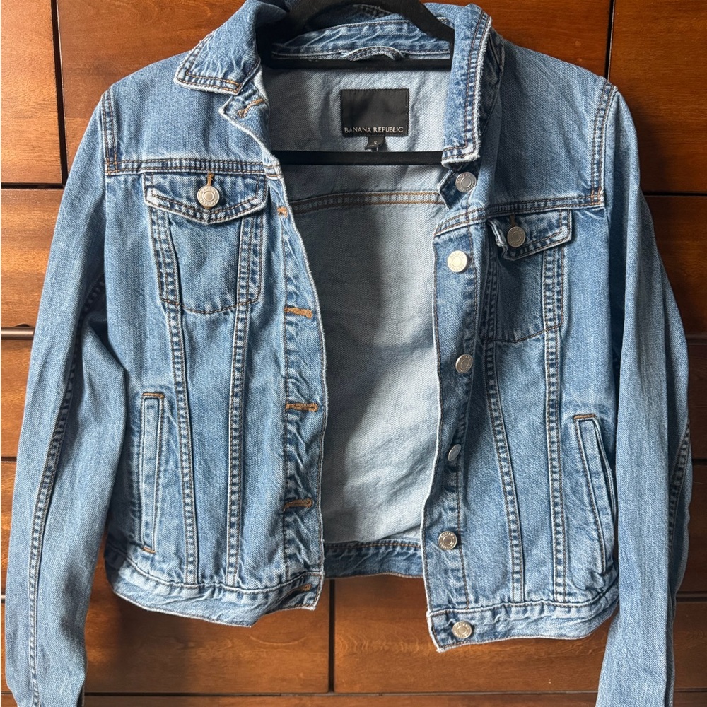 Banana Republic medium wash Blue Denim Jean Jacket size small